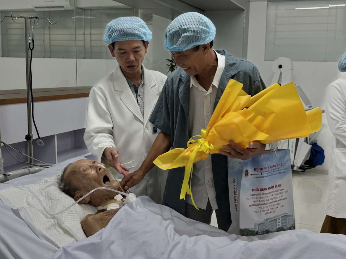 phau thuat cuu song cu ong 100 tuoi bi thung tui thua dai trang hinh anh 2