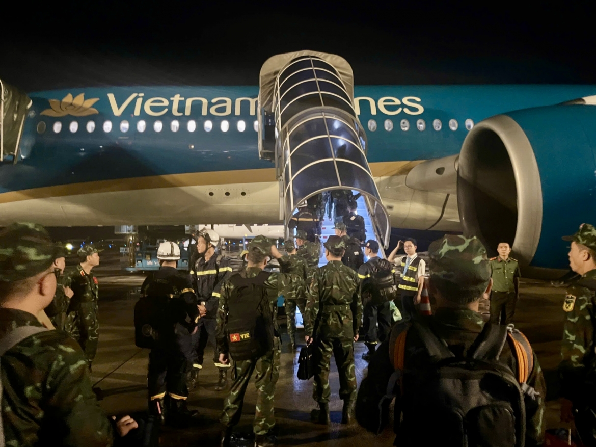 vietnam airlines dua 124 can bo, chien si cung 25 tan hang ho tro venezuela hinh anh 1