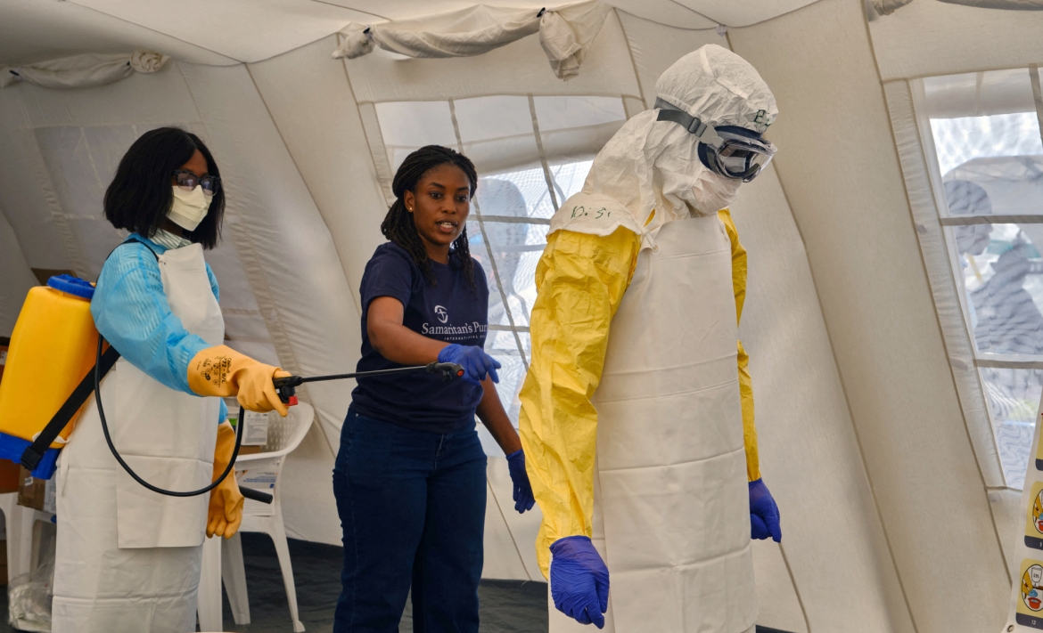 nhung hinh anh dau long tu tam dich ebola o congo hinh anh 1