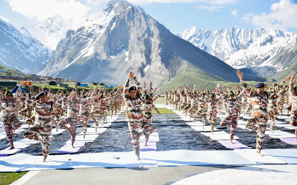 hang trieu nguoi tren khap the gioi cung tap yoga trong ngay 21 6 hinh anh 10