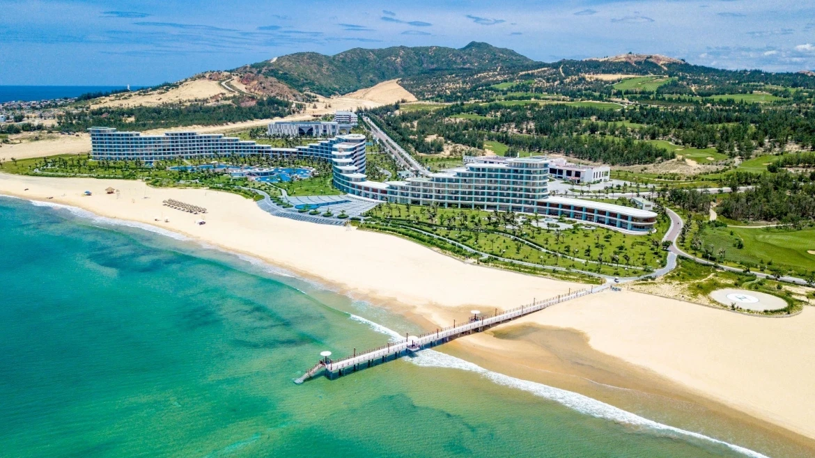 eo gio quy nhon thien duong bien xanh khong the bo lo mua he nay hinh anh 1