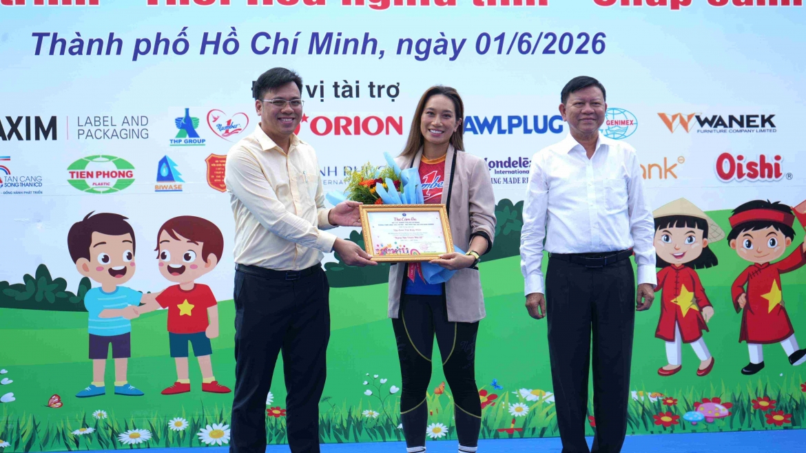tan hiep phat dong hanh mang yeu thuong den tre em co hoan canh kho khan hinh anh 2