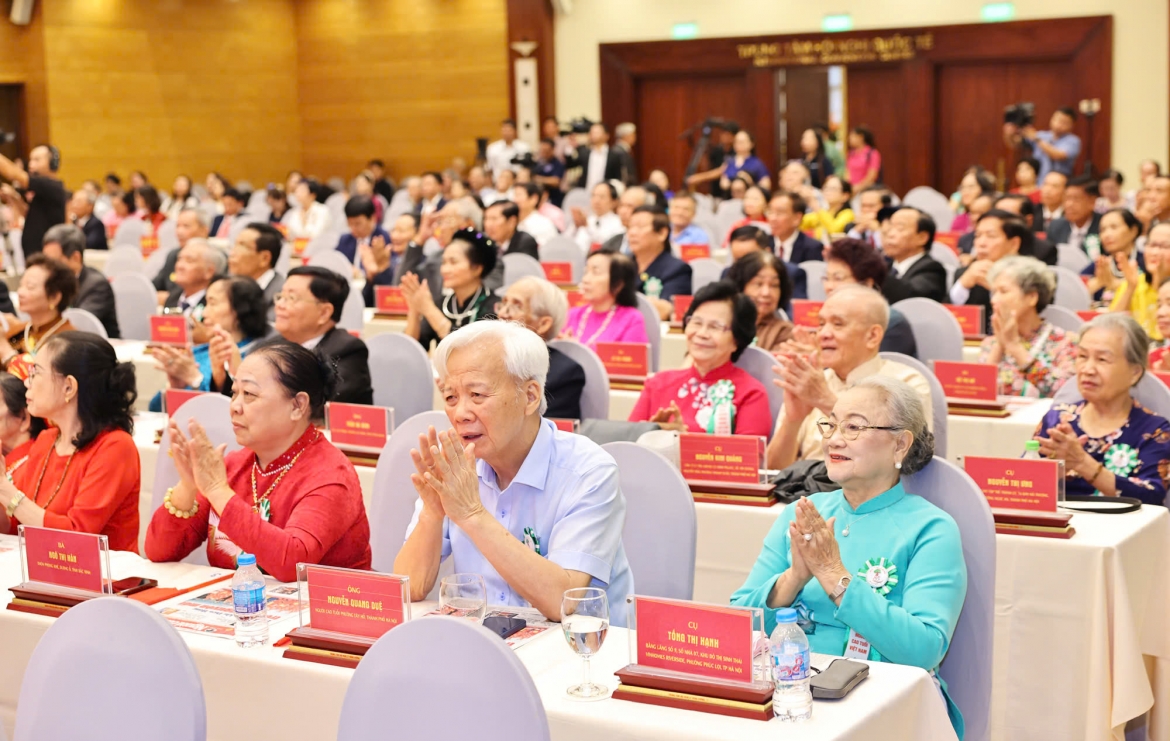 tôn vinh 169 người cao tuổi tiêu biểu xuất sắc trong thi đua yêu nước hình ảnh 3 ton vinh 169 nguoi cao tuoi tieu bieu xuat sac trong thi dua yeu nuoc hinh anh 3