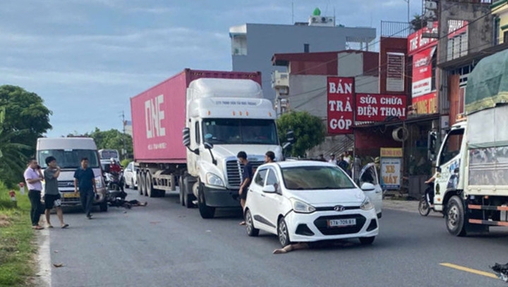 tong vao xe khach dang do ven quoc lo 39, doi nam nu tu nan hinh anh 2