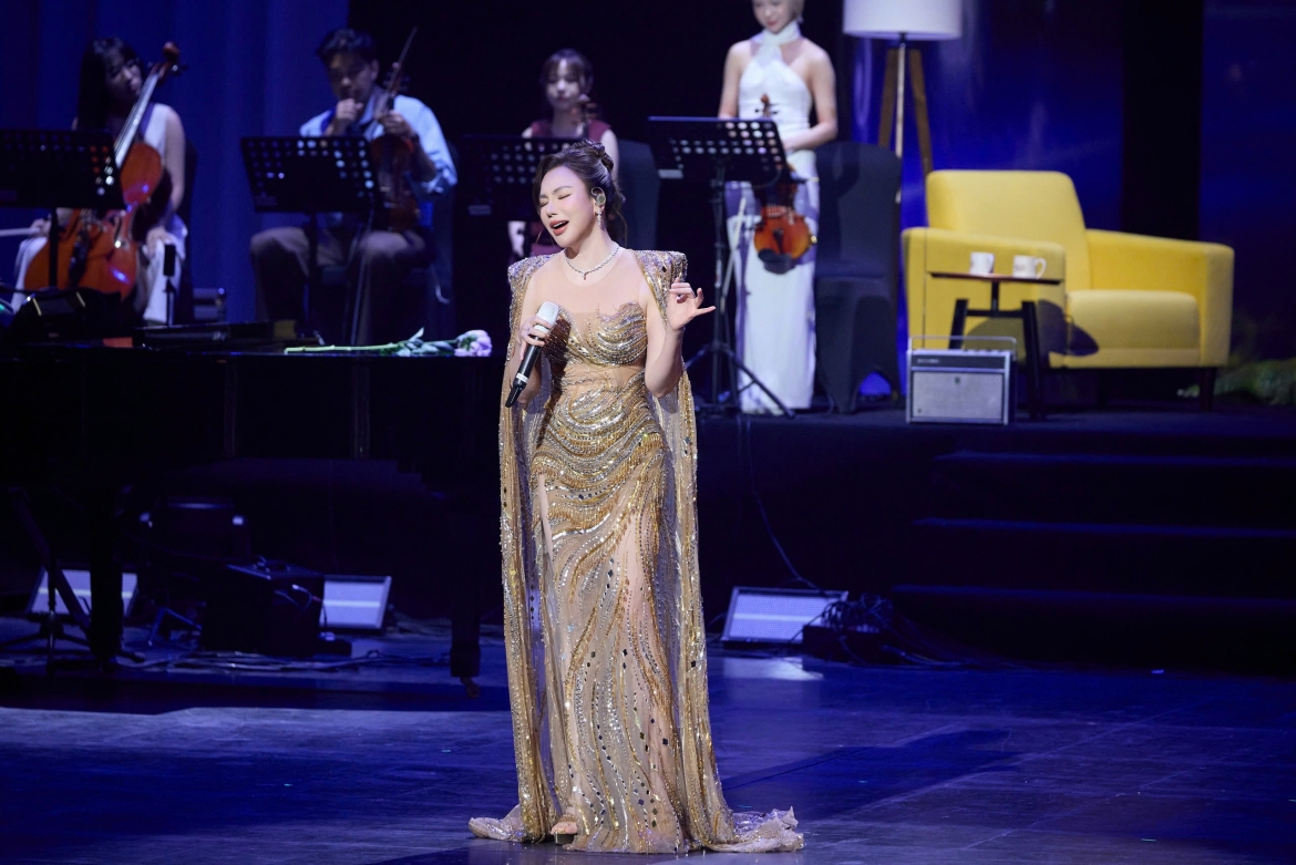ho quynh huong van giu phong do hat live dang cap sau nhieu nam hinh anh 2