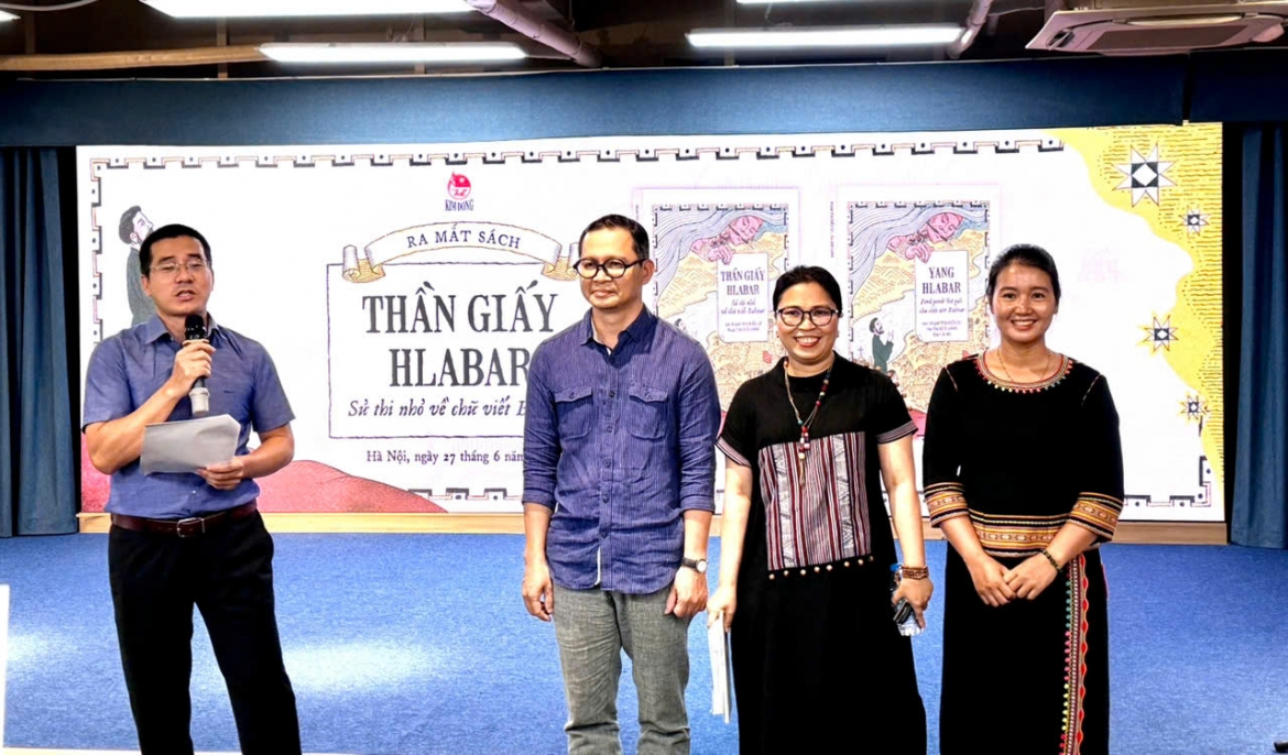 than giay hlabar truyen tranh dau tien bang chu bahnar hinh anh 3