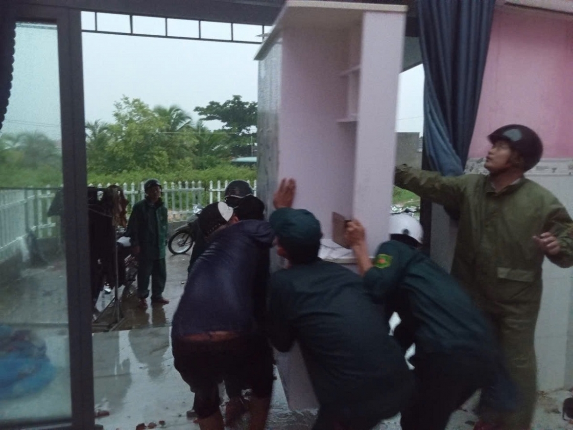 mua lon kem loc xoay lam thiet hai tai san cua nguoi dan o lam Dong hinh anh 3