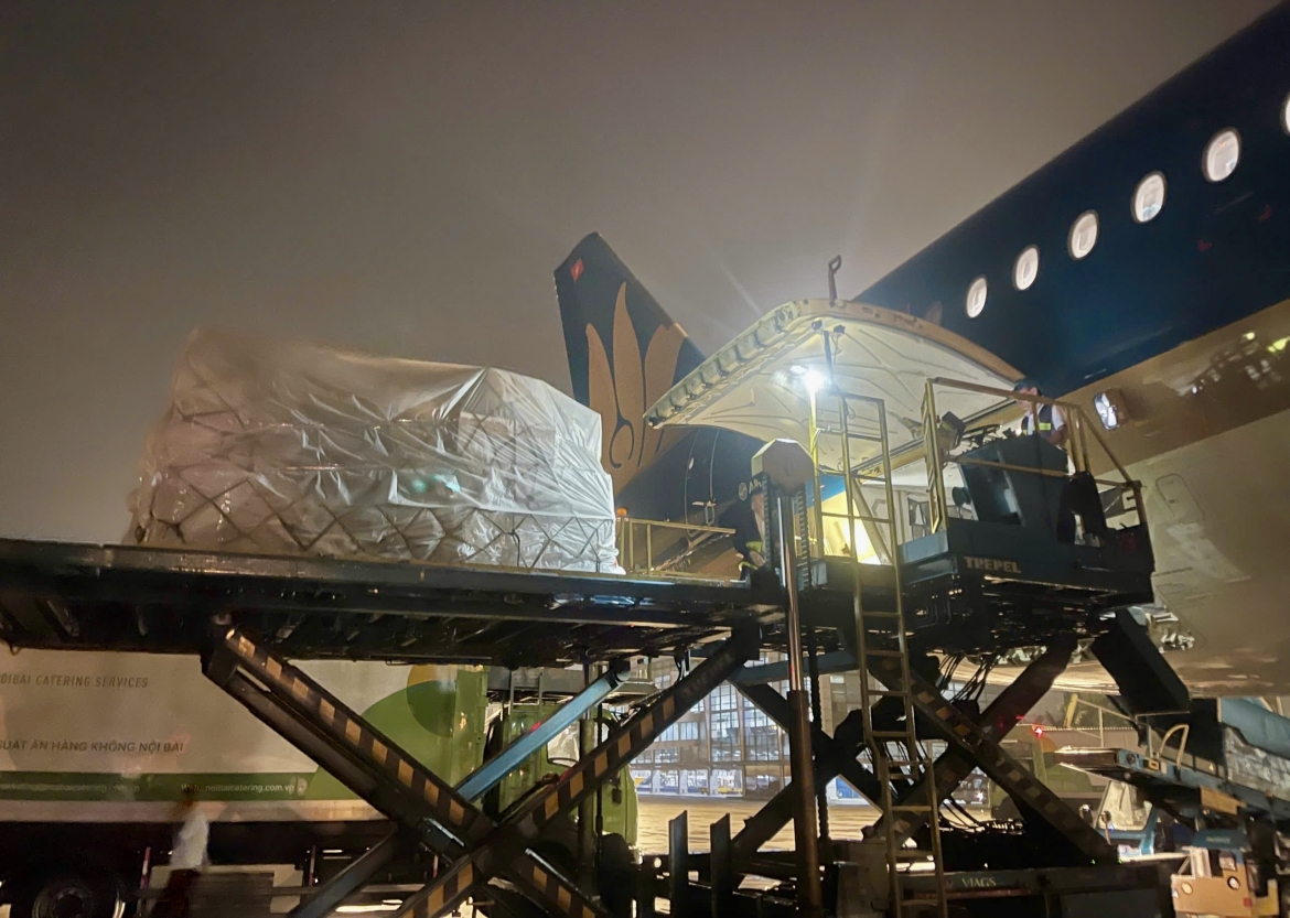 vietnam airlines dua 124 can bo, chien si cung 25 tan hang ho tro venezuela hinh anh 3