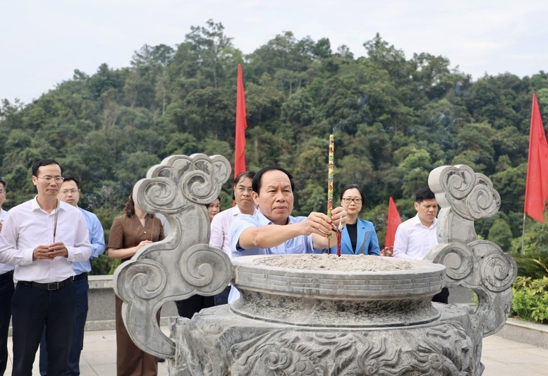 pho thu tuong le tien chau dang huong tuong nho chu tich ho chi minh hinh anh 1