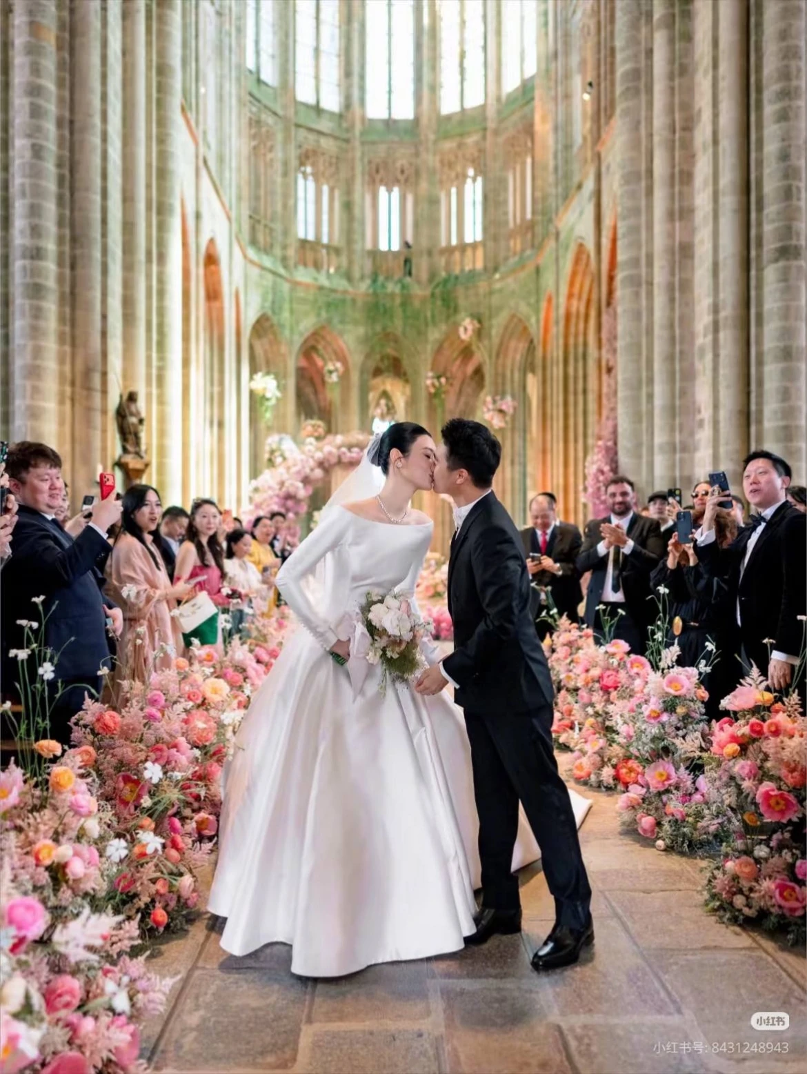 hon nhan vien man cua victoria s secret he mong dao va con trai vua song bac hinh anh 6