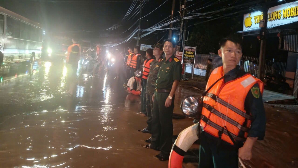 thot tim giai cuu 3 nguoi bi nuoc cuon troi trong dem mua lon o Dong nai hinh anh 3