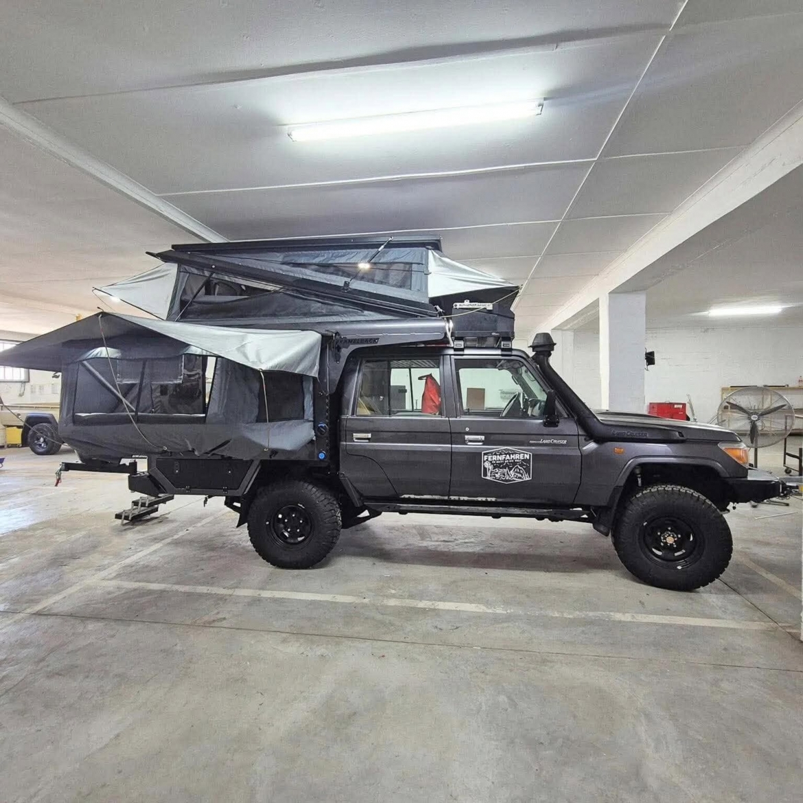 toyota land cruiser hoa nha di dong co the ngu 4 nguoi, tich hop bep va phong tam hinh anh 1
