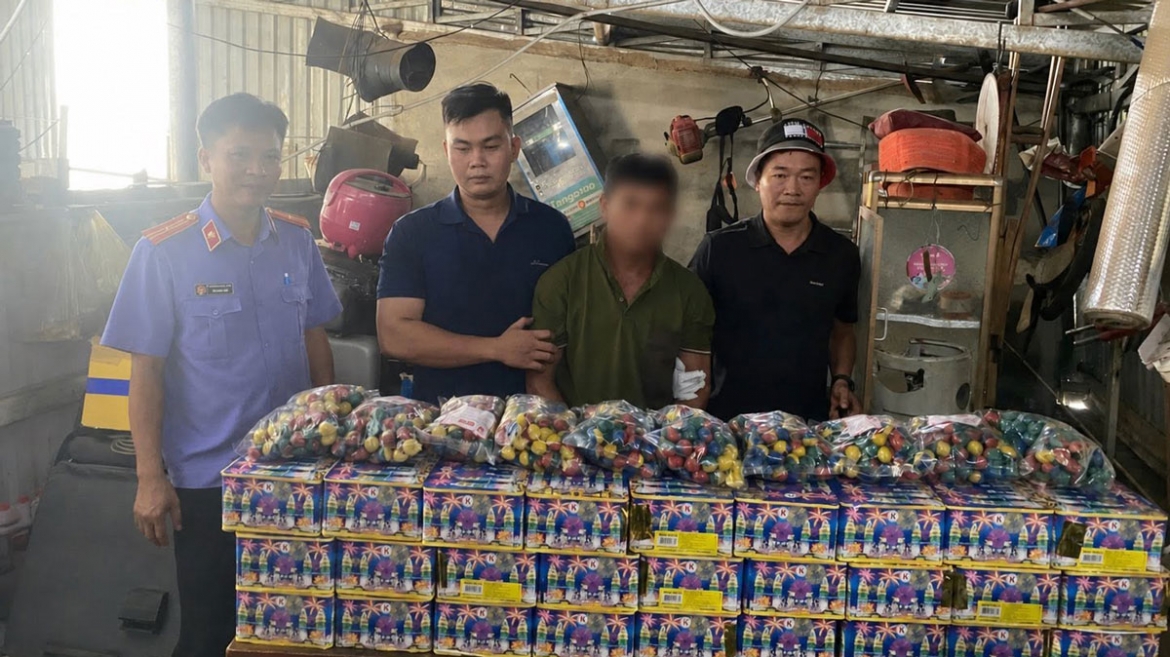 bat qua tang nhom doi tuong khi dang hut trom dau, lo dien kho hang cam hinh anh 2