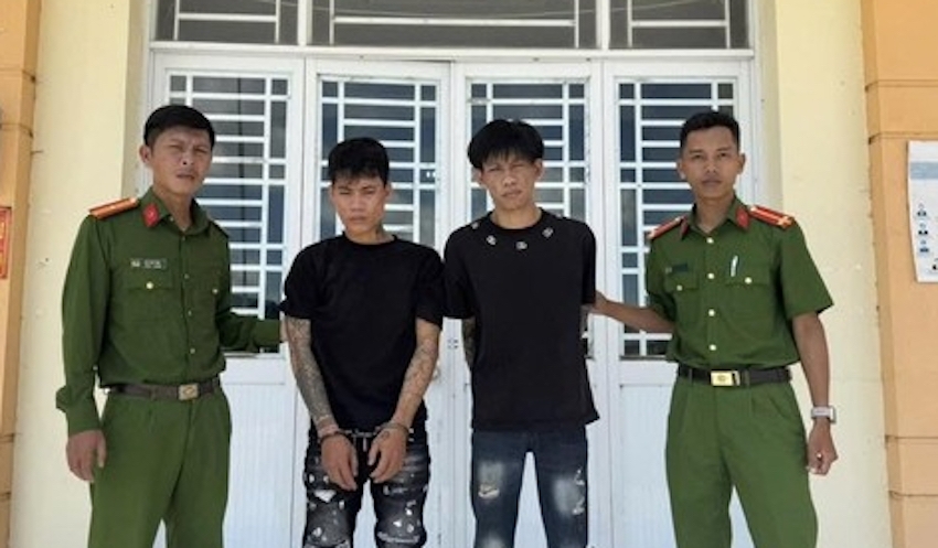 tp.hcm bat giu 2 doi tuong cuop giat dien thoai sau chua day 24 gio hinh anh 1