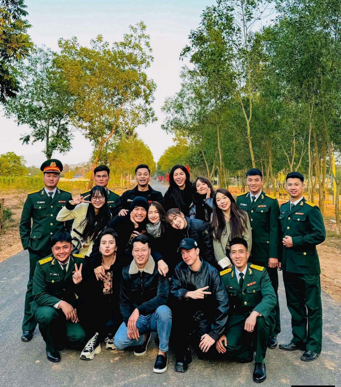 hoa minzy, binh an nghen ngao truoc su ra di cua thuong uy le van thang hinh anh 4