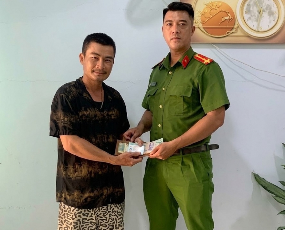nhat duoc vi co tien, nguoi dan o lam Dong giao nop cong an de tim chu hinh anh 1