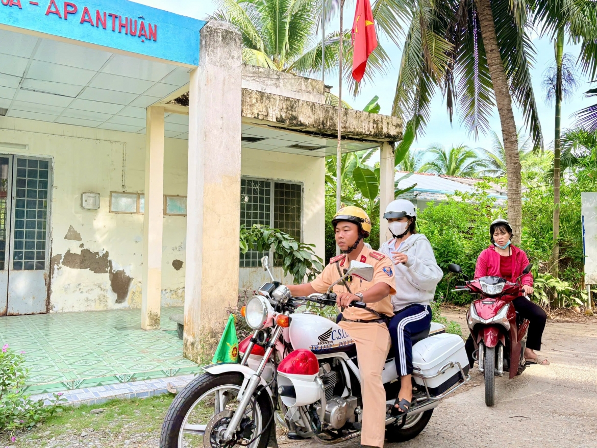canh sat giao thong dung xe dac chung dua 3 thi sinh di thi kip gio hinh anh 1