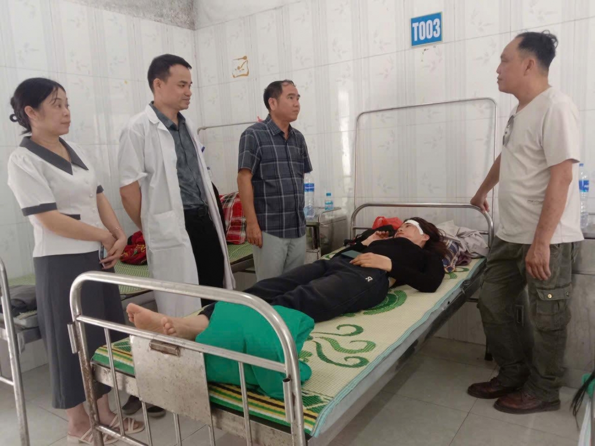 Da roi tu taluy duong xuong quoc lo 34 khien 1 nguoi phu nu bi thuong o cao bang hinh anh 1