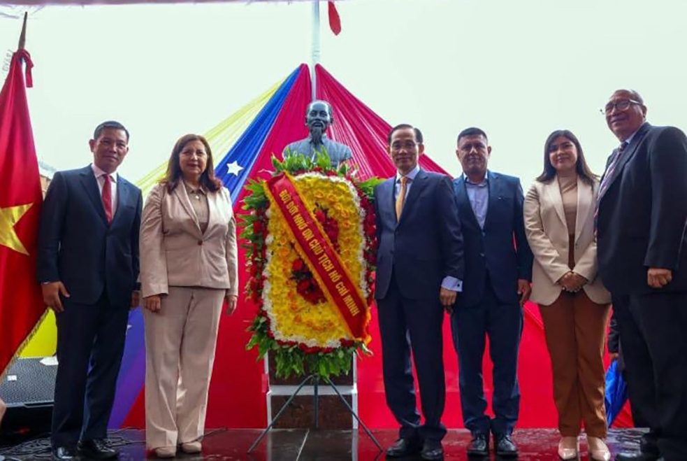 bo truong le hoai trung dang hoa tai tuong dai chu tich ho chi minh o venezuela hinh anh 1