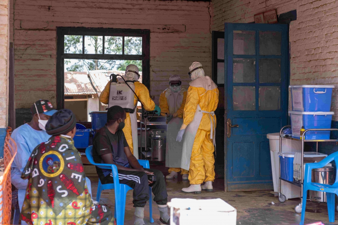 who canh bao dich ebola tai trung phi, the gioi chay dua phat trien vaccine hinh anh 1