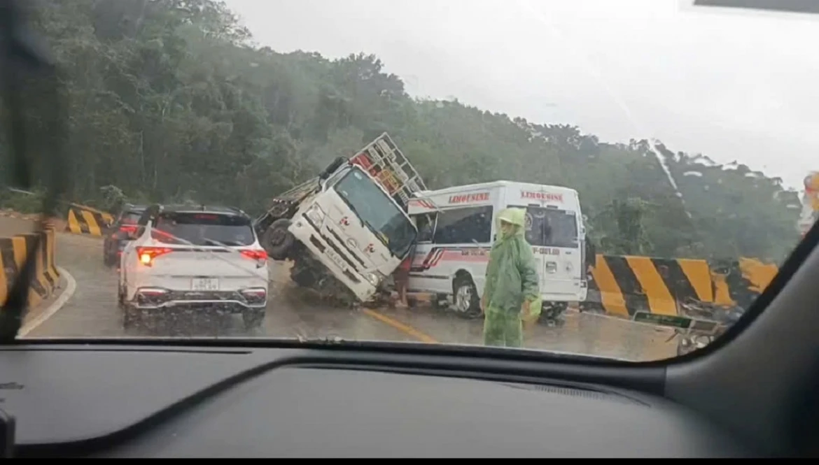 xe tai nga nghieng, de o to khach 16 cho tren deo Dai ninh hinh anh 1