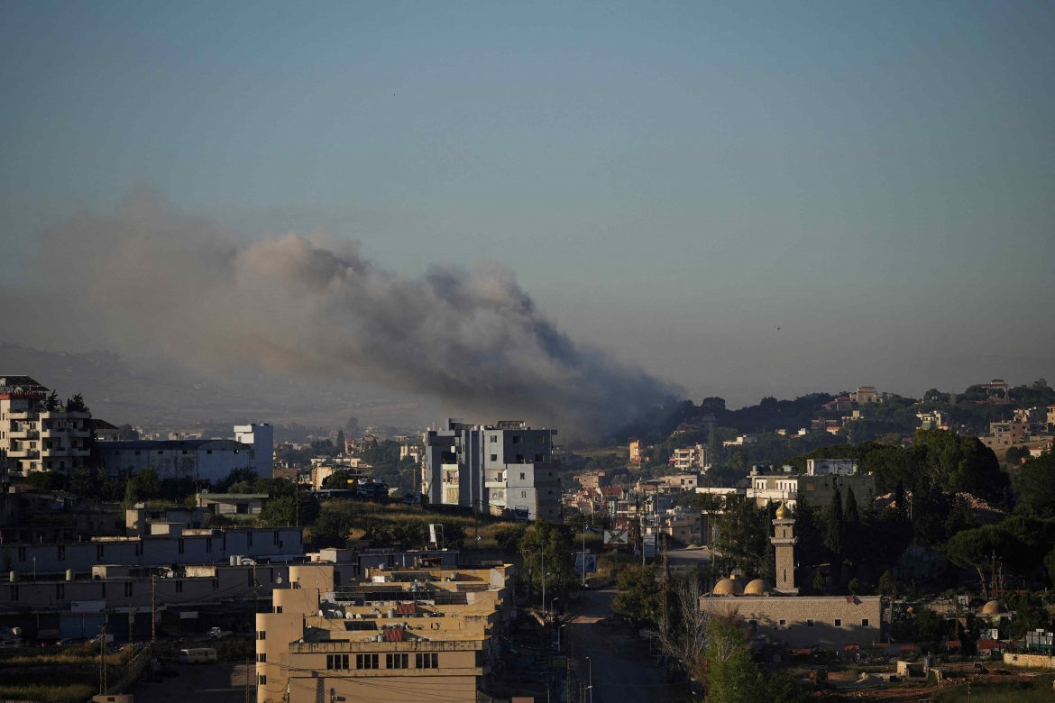 israel tiep tuc tan cong du doi lebanon, iran va houthi canh bao tham chien hinh anh 1