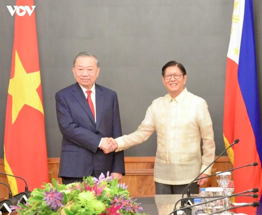 philippines fires 21-gun salute to welcome vietnam s top leader on state visit picture 1