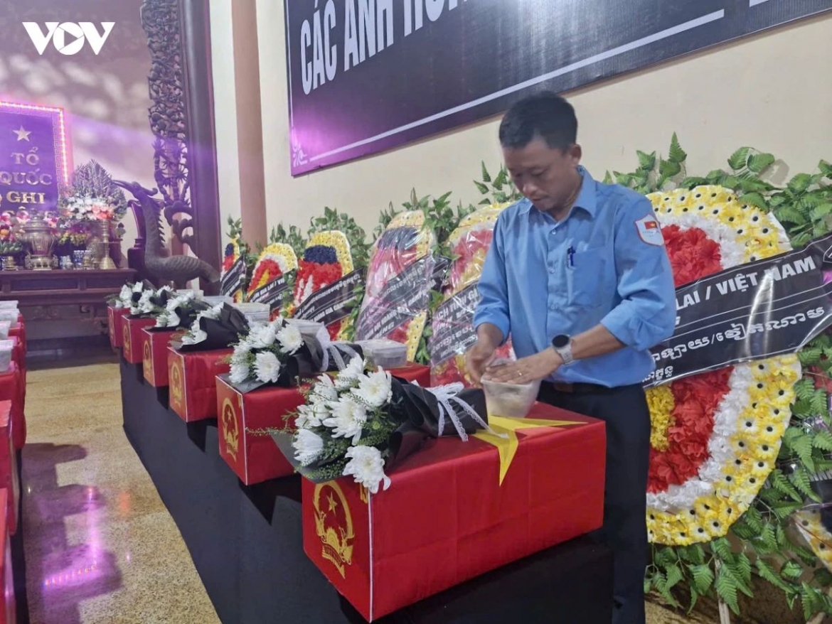 remains of 18 vietnamese volunteer soldiers repatriated from cambodia picture 1