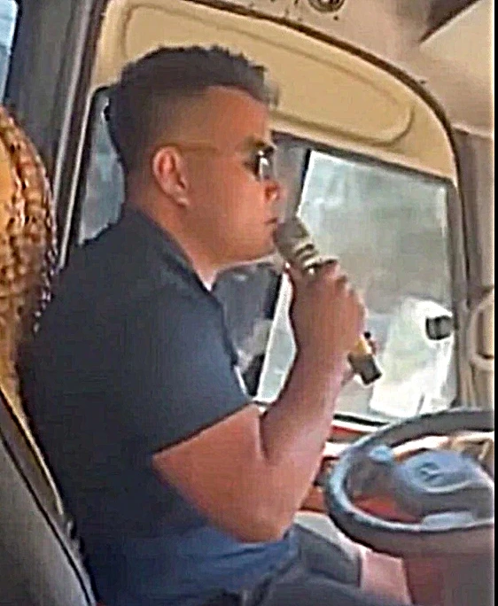 tai xe vua hat karaoke vua lai xe khach o nghe an bi phat 5,9 trieu dong hinh anh 1