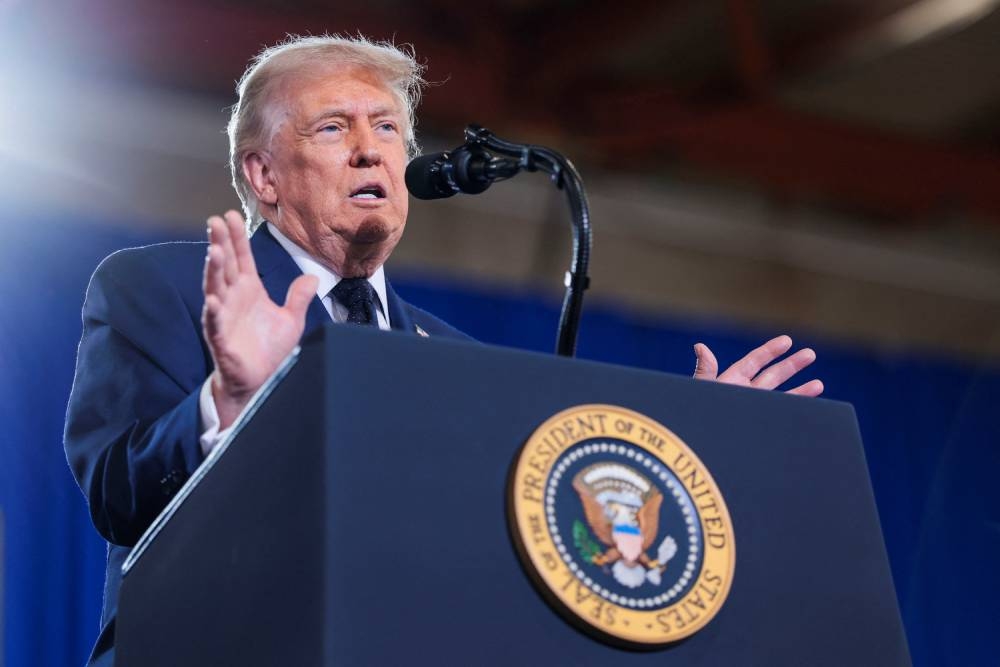 Ông Trump tuyên bố Mỹ “kiểm soát hoàn toàn” eo biển Hormuz