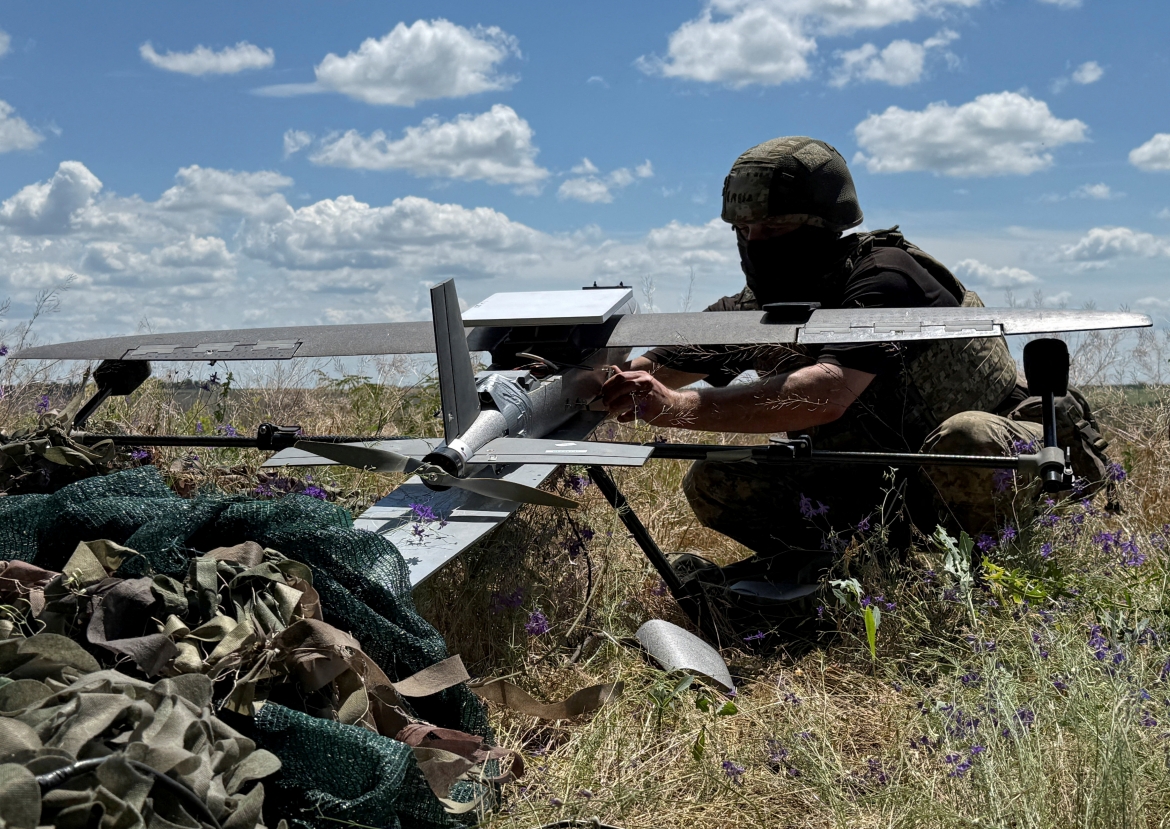 nga va ukraine tan cong uav don dap ve phia nhau hinh anh 1