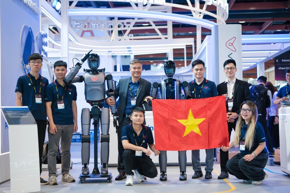 vinrobotics lan dau trinh dien nguoi may make in vietnam o loat su kien quoc te hinh anh 1