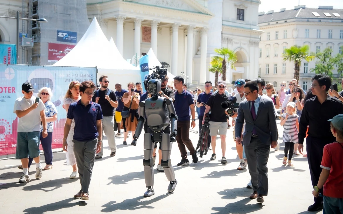 vinrobotics lan dau trinh dien nguoi may make in vietnam o loat su kien quoc te hinh anh 2