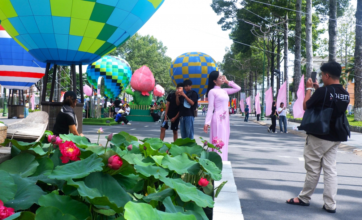 hon 500.000 luot khach den voi le hoi sen Dong thap lan thu iii, nam 2026 hinh anh 1