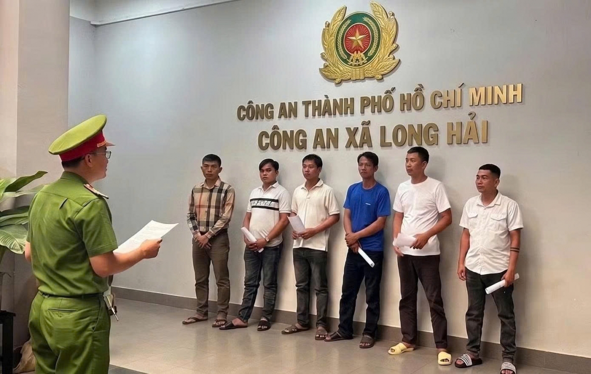 An nhau giua duong roi lao vao danh nhau, 6 nguoi bi khoi to hinh anh 1
