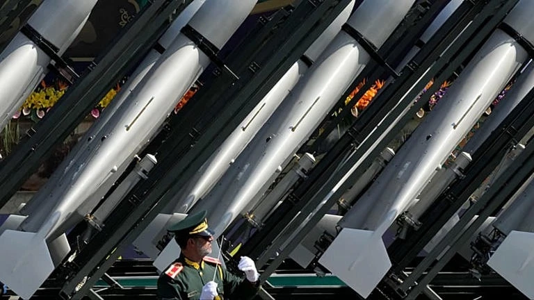 tuong iran canh bao my va nato chung toi chua tung het at chu bai hinh anh 1