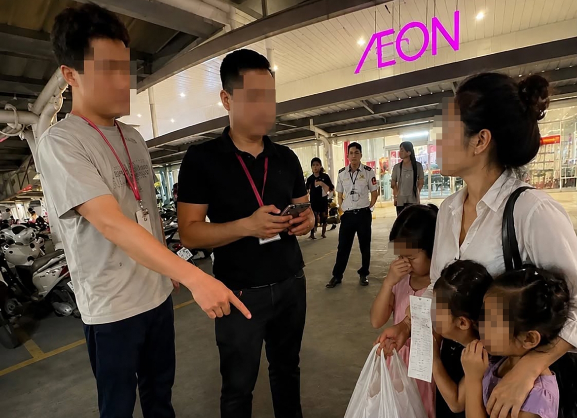 tam dinh chi nhan vien an ninh aeon mall long bien quy chup khach hang lay trom do hinh anh 1