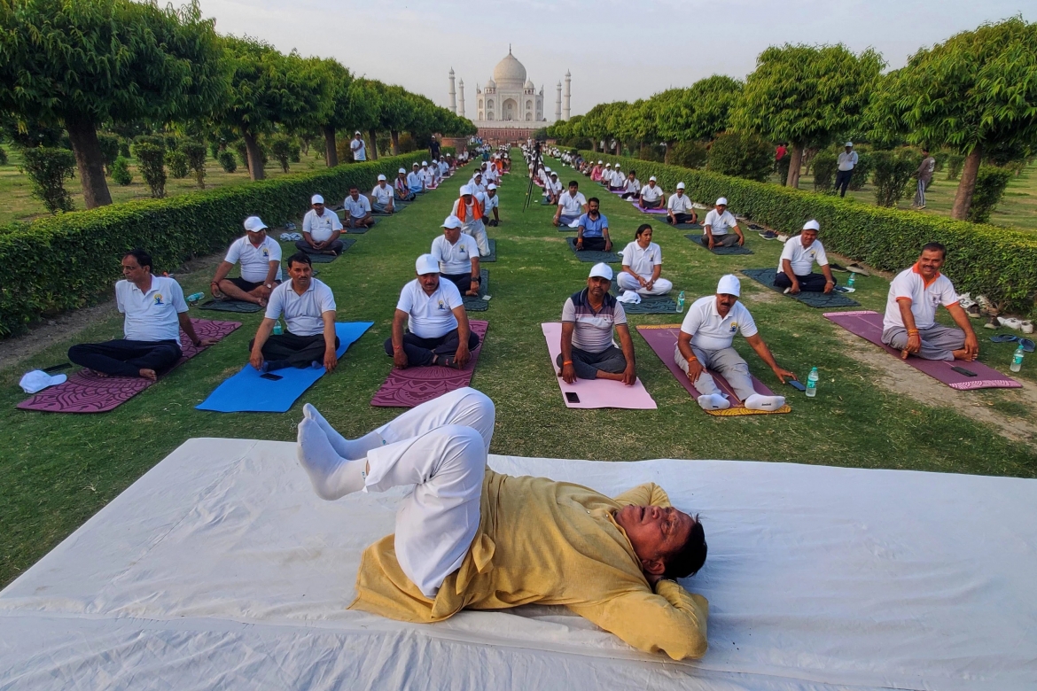 hang trieu nguoi tren khap the gioi cung tap yoga trong ngay 21 6 hinh anh 6