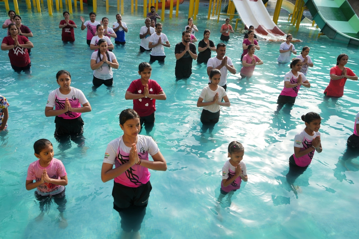 hang trieu nguoi tren khap the gioi cung tap yoga trong ngay 21 6 hinh anh 2