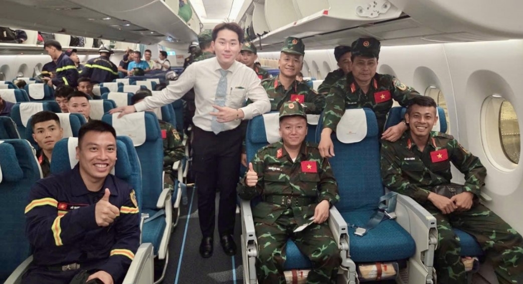 vietnam airlines transports rescue team and humanitarian aid to venezuela picture 1