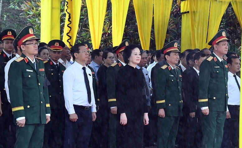 pho thu tuong pham thi thanh tra du le truy dieu, an tang liet si tai quang ngai hinh anh 1