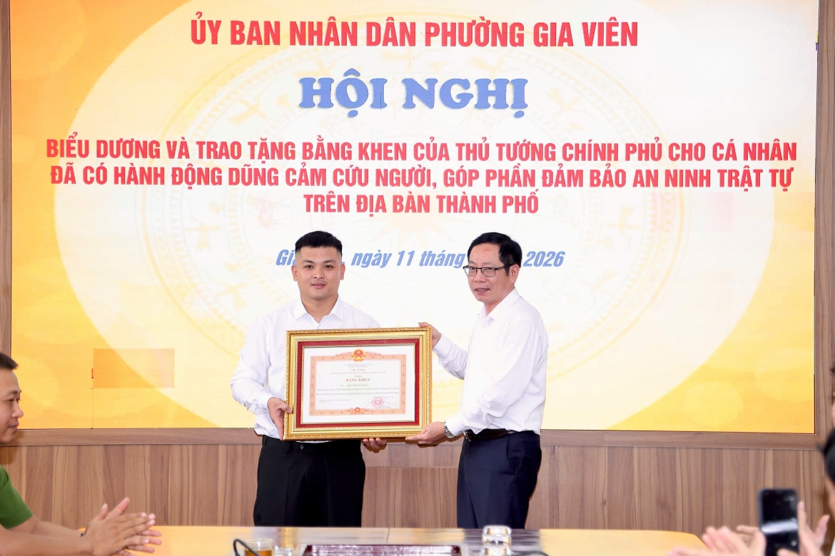 Chàng trai khống chế kẻ cầm dao tấn công phụ nữ nhận bằng khen của Thủ tướng