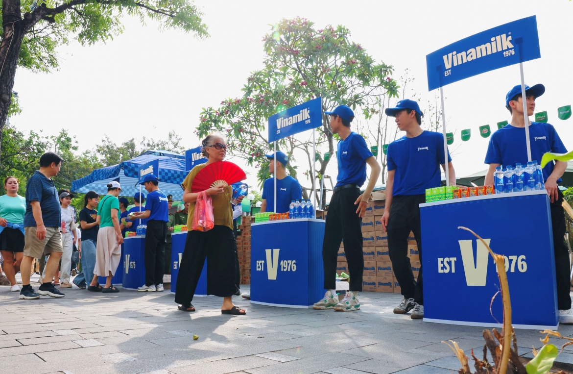 40.000 san pham dinh duong vinamilk tiep suc chuong trinh to quoc binh yen hinh anh 2