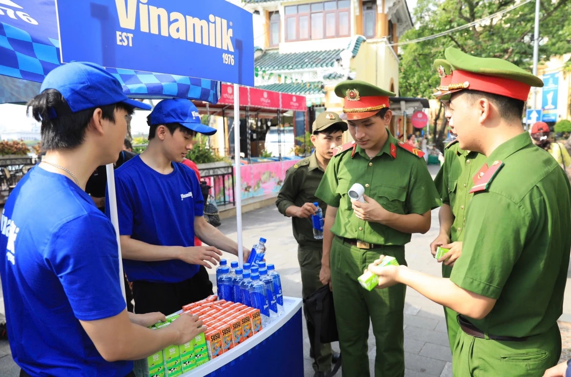 40.000 san pham dinh duong vinamilk tiep suc chuong trinh to quoc binh yen hinh anh 3