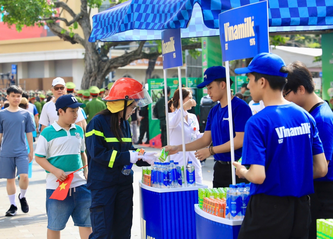 40.000 san pham dinh duong vinamilk tiep suc chuong trinh to quoc binh yen hinh anh 4