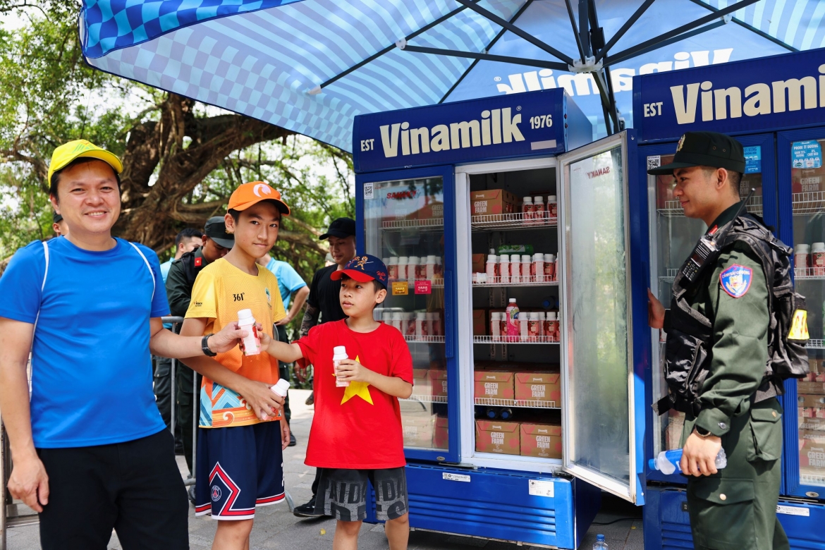40.000 san pham dinh duong vinamilk tiep suc chuong trinh to quoc binh yen hinh anh 8