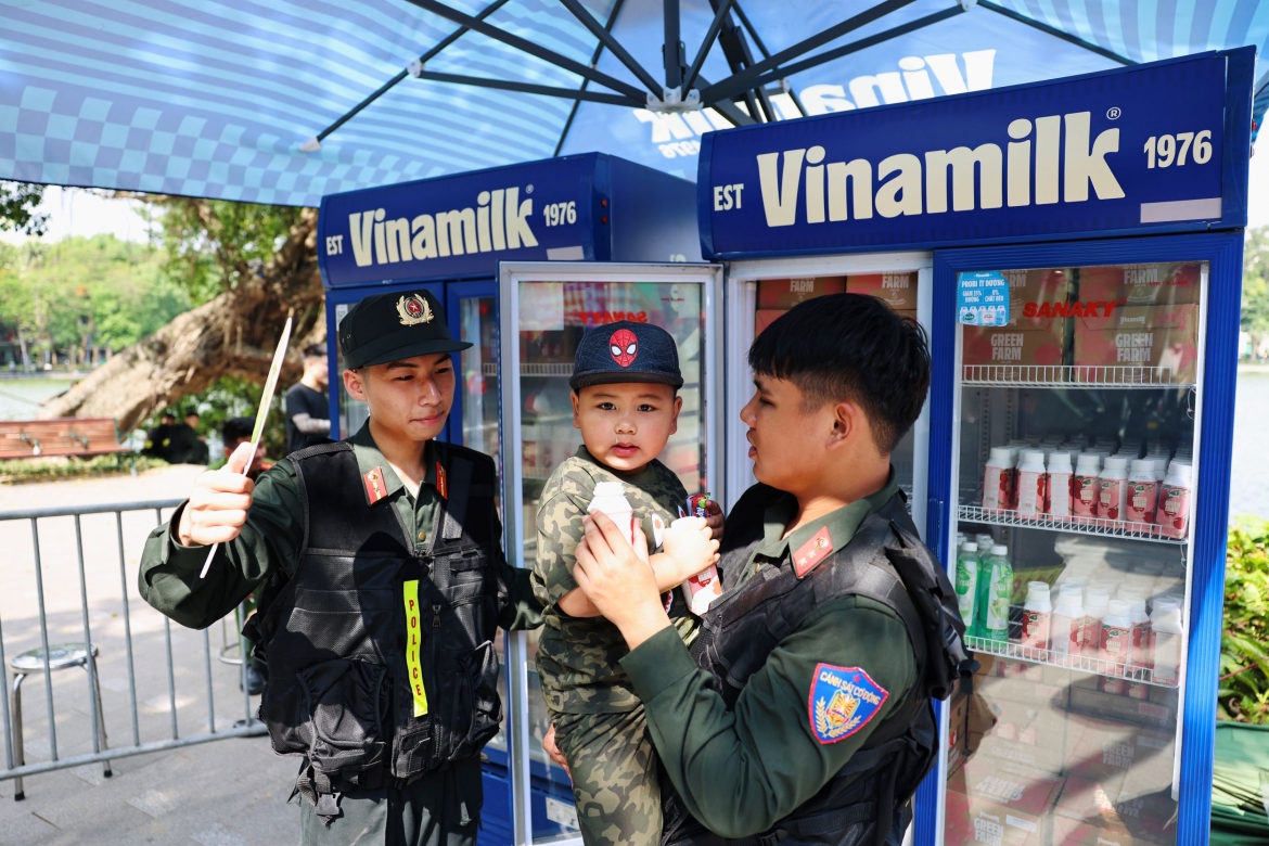 40.000 san pham dinh duong vinamilk tiep suc chuong trinh to quoc binh yen hinh anh 9