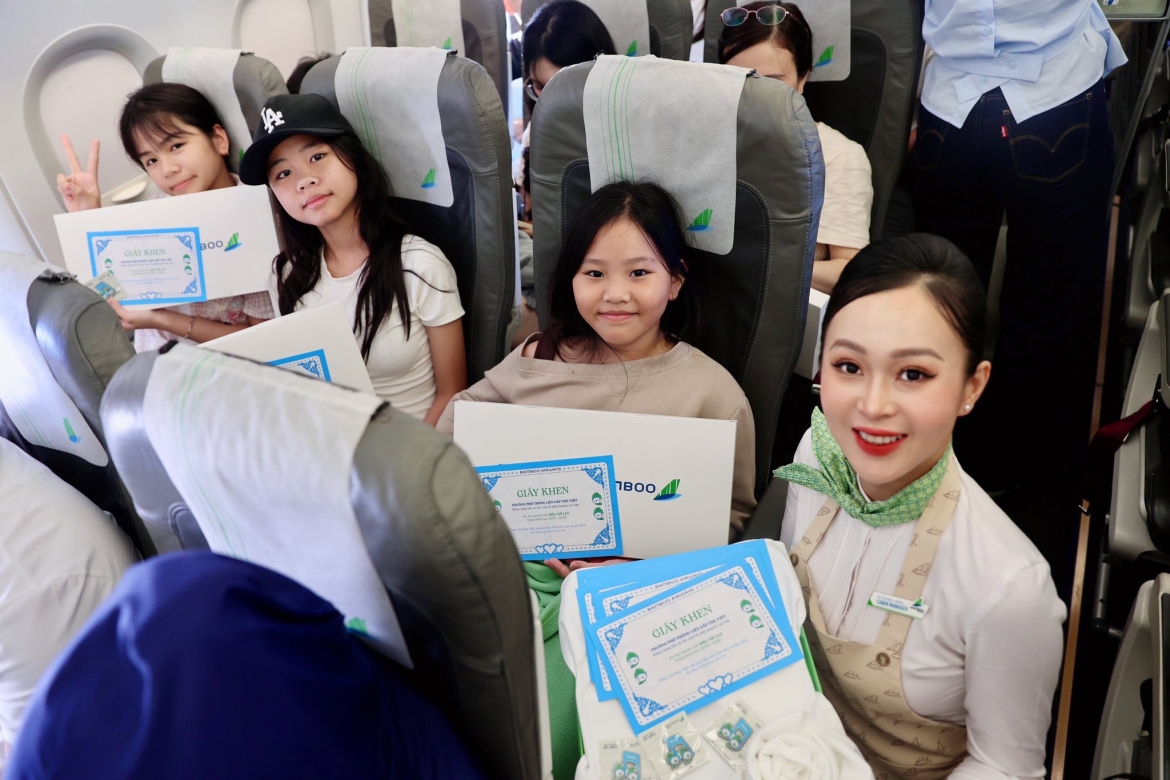 mang nu cuoi tre tho tren canh bay bamboo airways hinh anh 1