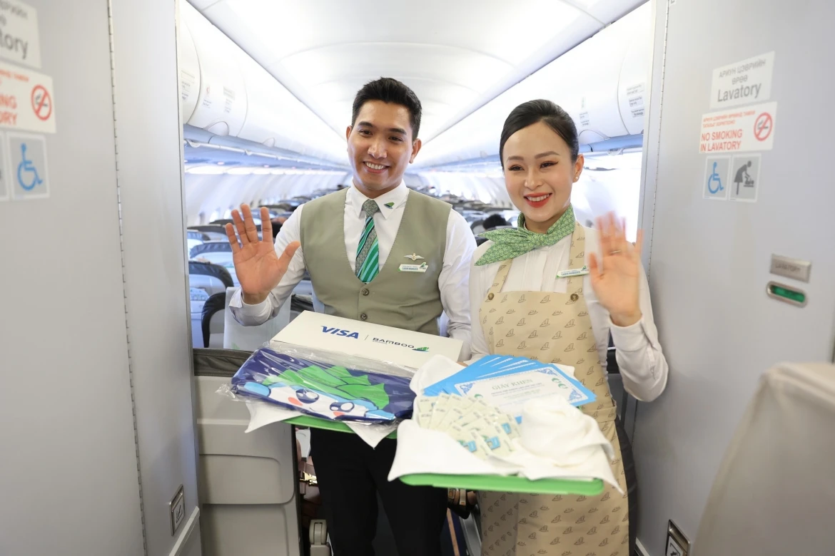 mang nu cuoi tre tho tren canh bay bamboo airways hinh anh 2