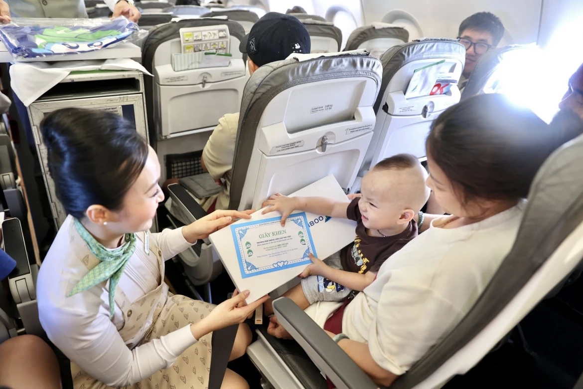 mang nu cuoi tre tho tren canh bay bamboo airways hinh anh 3